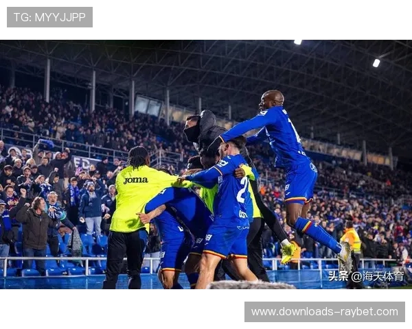 门德斯绝杀头球瞬间：巴黎少一人下逆转斯特拉斯堡